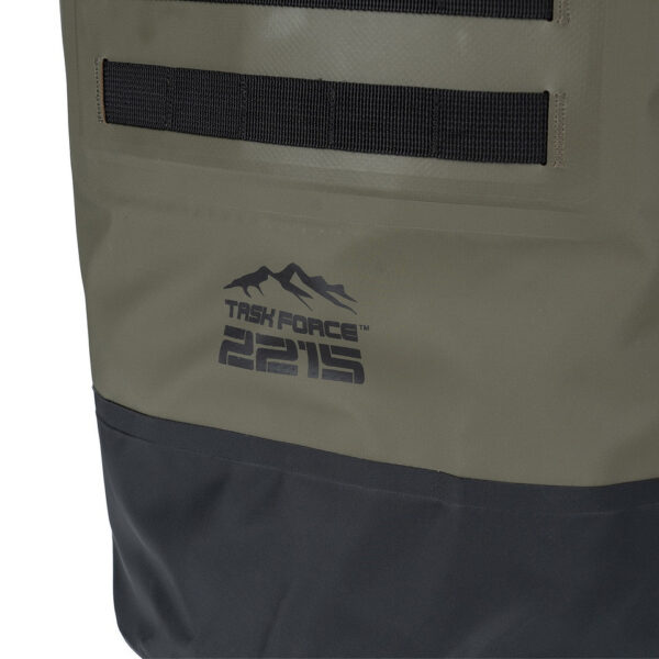 TF 2215 Waterproof MOLLE Duffle Bag6 De <strong>TF-2215 Waterproof MOLLE Duffle Bag</strong> is de ideale oplossing voor avonturiers die op zoek zijn naar een betrouwbare en functionele tas voor hun outdoor-activiteiten. Gemaakt van <strong>waterdicht 500D PVC-materiaal</strong>, biedt deze duffle bag bescherming tegen spatwater en korte onderdompeling. Dit maakt het een uitstekende keuze voor activiteiten zoals <strong>kajakken</strong>, <strong>raften</strong>, <strong>varen</strong>, <strong>wandelen</strong>, <strong>kamperen</strong>, <strong>vissen</strong> en <strong>wintersporten</strong>.