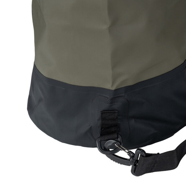 TF 2215 Waterproof MOLLE Duffle Bag8 De <strong>TF-2215 Waterproof MOLLE Duffle Bag</strong> is de ideale oplossing voor avonturiers die op zoek zijn naar een betrouwbare en functionele tas voor hun outdoor-activiteiten. Gemaakt van <strong>waterdicht 500D PVC-materiaal</strong>, biedt deze duffle bag bescherming tegen spatwater en korte onderdompeling. Dit maakt het een uitstekende keuze voor activiteiten zoals <strong>kajakken</strong>, <strong>raften</strong>, <strong>varen</strong>, <strong>wandelen</strong>, <strong>kamperen</strong>, <strong>vissen</strong> en <strong>wintersporten</strong>.