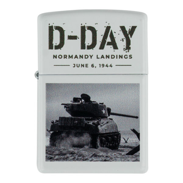 Zippo D Day Sherman tank De <strong>Zippo D-Day Sherman Tank</strong> is een speciaal ontworpen aansteker voor liefhebbers van geschiedenis en iconische oorlogsvoertuigen. Deze unieke Zippo viert de heldhaftigheid van de geallieerden tijdens D-Day, met een ontwerp dat de beroemde Sherman tank eert. Perfect als verzamelobject of als functioneel item, deze aansteker biedt de kwaliteit en duurzaamheid die je van Zippo gewend bent. &nbsp;