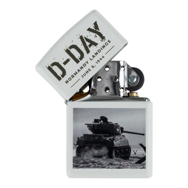 Zippo D Day Sherman tank1 De <strong>Zippo D-Day Sherman Tank</strong> is een speciaal ontworpen aansteker voor liefhebbers van geschiedenis en iconische oorlogsvoertuigen. Deze unieke Zippo viert de heldhaftigheid van de geallieerden tijdens D-Day, met een ontwerp dat de beroemde Sherman tank eert. Perfect als verzamelobject of als functioneel item, deze aansteker biedt de kwaliteit en duurzaamheid die je van Zippo gewend bent. &nbsp;
