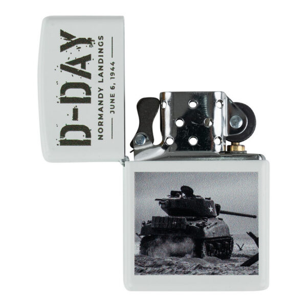 Zippo D Day Sherman tank2 De <strong>Zippo D-Day Sherman Tank</strong> is een speciaal ontworpen aansteker voor liefhebbers van geschiedenis en iconische oorlogsvoertuigen. Deze unieke Zippo viert de heldhaftigheid van de geallieerden tijdens D-Day, met een ontwerp dat de beroemde Sherman tank eert. Perfect als verzamelobject of als functioneel item, deze aansteker biedt de kwaliteit en duurzaamheid die je van Zippo gewend bent. &nbsp;
