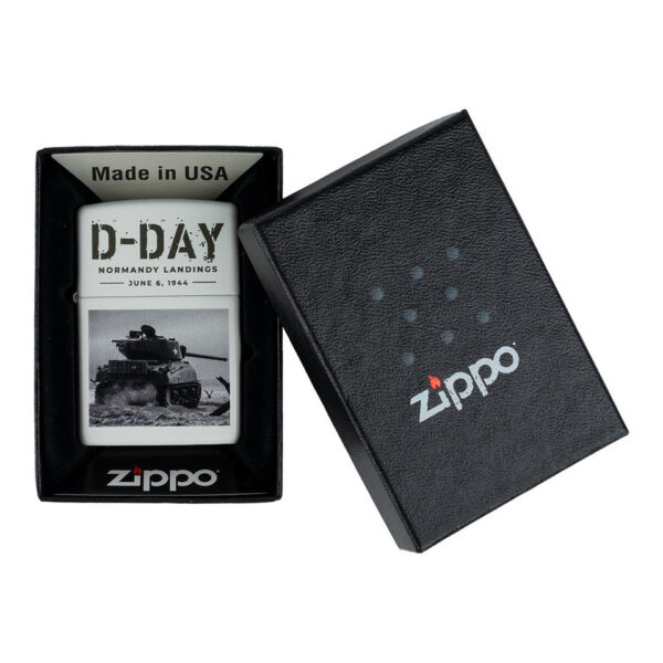 Zippo D Day Sherman tank3 De <strong>Zippo D-Day Sherman Tank</strong> is een speciaal ontworpen aansteker voor liefhebbers van geschiedenis en iconische oorlogsvoertuigen. Deze unieke Zippo viert de heldhaftigheid van de geallieerden tijdens D-Day, met een ontwerp dat de beroemde Sherman tank eert. Perfect als verzamelobject of als functioneel item, deze aansteker biedt de kwaliteit en duurzaamheid die je van Zippo gewend bent. &nbsp;