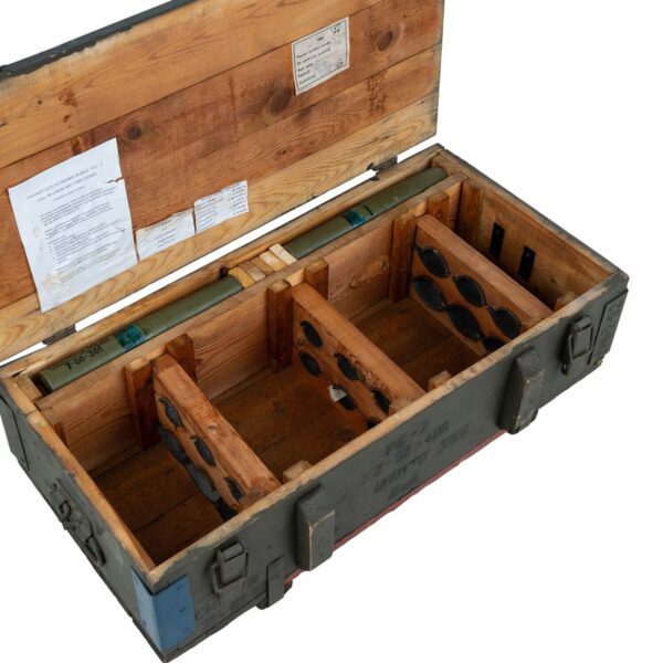 469508 11 02 <strong>Omschrijving:</strong> Deze <strong>Leger Kist Hout #4</strong> is een originele, gebruikte houten legerkist, vervaardigd voor langdurige en zware toepassingen. Met royale afmetingen van <strong>80 x 44 x 24 cm</strong> biedt deze kist een aanzienlijke opslagcapaciteit. De kist is uitgevoerd in een klassieke, militaire groene kleur, wat hem een authentiek en stoer karakter geeft. <strong>Kenmerken:</strong> <ul> <li><strong>Duurzaam Materiaal:</strong> Deze kist is gemaakt van stevig hout en ontworpen om tegen een stootje te kunnen, perfect voor het bewaren van zware en omvangrijke voorwerpen. De solide constructie maakt hem zeer geschikt voor langdurig gebruik.</li> <li><strong>Authentieke Militaire Look:</strong> Het gaat hier om een originele militaire kist, waardoor de kist mogelijk gebruikssporen bevat. Deze kleine onvolkomenheden voegen karakter toe en benadrukken het authentieke, militaire verleden van het product.</li> <li><strong>Veelzijdig Gebruik:</strong> De kist kan voor allerlei doeleinden worden gebruikt, zowel functioneel als decoratief. Door het praktische formaat is deze kist breed inzetbaar en makkelijk te plaatsen in verschillende ruimtes.</li> </ul> &nbsp;