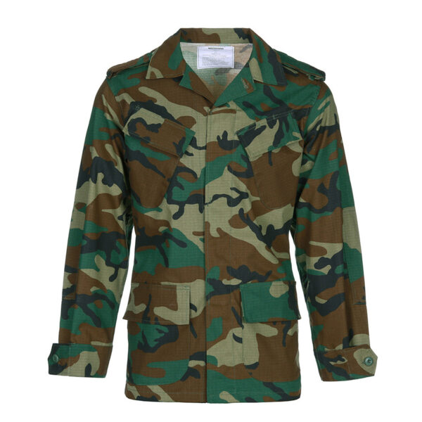 BDU set U.S.1 De <strong>BDU Set U.S. Army</strong> is een complete set die ideaal is voor zowel recreatief gebruik als voor professionals die werken in veldomstandigheden. Deze set bestaat uit een <strong>BDU jas</strong>, <strong>BDU broek</strong>, en een <strong>veldpette</strong>, allemaal vervaardigd van stevig <strong>Ripstop materiaal</strong>. Dit materiaal, dat bestaat uit <strong>65% katoen</strong> en <strong>35% polyester</strong>, zorgt ervoor dat de kleding sterk en duurzaam is, maar tegelijkertijd licht en ademend blijft. De BDU (Battle Dress Uniform) set is verstevigd met Ripstop-weefsel, wat voorkomt dat de stof gaat scheuren, zelfs onder zware omstandigheden. De broek en jas zijn uitgerust met diverse <strong>handige zakken</strong>, zodat je altijd je benodigdheden bij de hand hebt, of je nu in het veld werkt of gewoon van de natuur geniet. De <strong>verstevigde kruis</strong> van de broek biedt extra comfort en bewegingsvrijheid, wat essentieel is voor intensieve activiteiten. Het <strong>woodland camouflagedesign</strong> maakt de set perfect voor gebruik in bosrijke of groene omgevingen.
