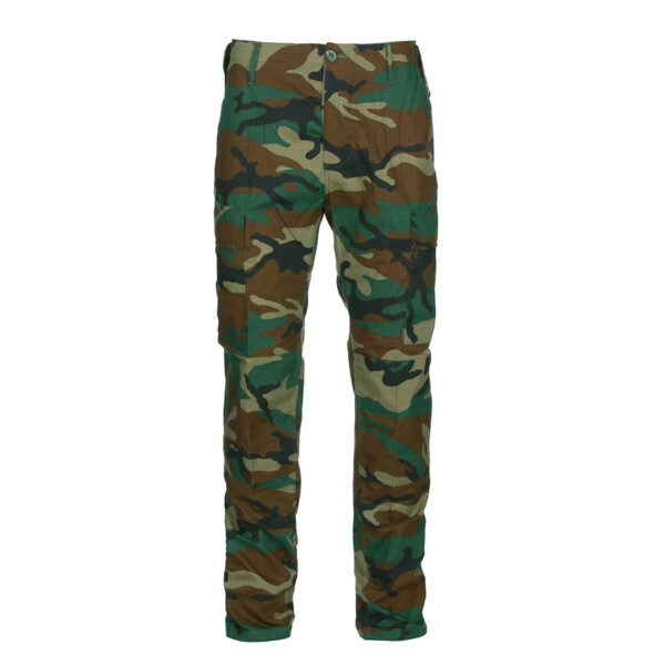 BDU set U.S.2 De <strong>BDU Set U.S. Army</strong> is een complete set die ideaal is voor zowel recreatief gebruik als voor professionals die werken in veldomstandigheden. Deze set bestaat uit een <strong>BDU jas</strong>, <strong>BDU broek</strong>, en een <strong>veldpette</strong>, allemaal vervaardigd van stevig <strong>Ripstop materiaal</strong>. Dit materiaal, dat bestaat uit <strong>65% katoen</strong> en <strong>35% polyester</strong>, zorgt ervoor dat de kleding sterk en duurzaam is, maar tegelijkertijd licht en ademend blijft. De BDU (Battle Dress Uniform) set is verstevigd met Ripstop-weefsel, wat voorkomt dat de stof gaat scheuren, zelfs onder zware omstandigheden. De broek en jas zijn uitgerust met diverse <strong>handige zakken</strong>, zodat je altijd je benodigdheden bij de hand hebt, of je nu in het veld werkt of gewoon van de natuur geniet. De <strong>verstevigde kruis</strong> van de broek biedt extra comfort en bewegingsvrijheid, wat essentieel is voor intensieve activiteiten. Het <strong>woodland camouflagedesign</strong> maakt de set perfect voor gebruik in bosrijke of groene omgevingen.