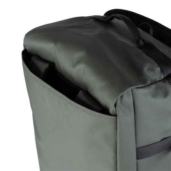 Duffle rugzak10 De <strong>Duffle Rugzak</strong> is jouw ideale metgezel voor reizen, sportieve activiteiten of dagelijks gebruik. Deze veelzijdige tas is ontworpen met een combinatie van functionaliteit, stijl en robuustheid, waardoor hij bestand is tegen intensief gebruik in uiteenlopende omstandigheden. Gemaakt van duurzaam <strong>100% polyester (900D)</strong> met een slijtvaste <strong>PU-laag</strong>, biedt deze rugzak uitstekende bescherming tegen vocht en slijtage. Met een royale capaciteit van <strong>45 liter</strong> en slimme organisatieopties, is deze duffle ideaal om al je spullen overzichtelijk en veilig op te bergen. De tas beschikt over meerdere vakken en handige functies zoals <strong>compressie straps</strong> en <strong>meerdere draagopties</strong>, zodat je hem gemakkelijk kunt aanpassen aan je behoeften.