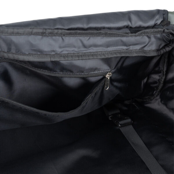 Duffle rugzak11 De <strong>Duffle Rugzak</strong> is jouw ideale metgezel voor reizen, sportieve activiteiten of dagelijks gebruik. Deze veelzijdige tas is ontworpen met een combinatie van functionaliteit, stijl en robuustheid, waardoor hij bestand is tegen intensief gebruik in uiteenlopende omstandigheden. Gemaakt van duurzaam <strong>100% polyester (900D)</strong> met een slijtvaste <strong>PU-laag</strong>, biedt deze rugzak uitstekende bescherming tegen vocht en slijtage. Met een royale capaciteit van <strong>45 liter</strong> en slimme organisatieopties, is deze duffle ideaal om al je spullen overzichtelijk en veilig op te bergen. De tas beschikt over meerdere vakken en handige functies zoals <strong>compressie straps</strong> en <strong>meerdere draagopties</strong>, zodat je hem gemakkelijk kunt aanpassen aan je behoeften.
