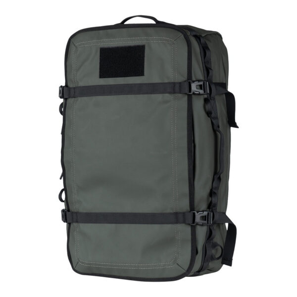 Duffle rugzak3 De <strong>Duffle Rugzak</strong> is jouw ideale metgezel voor reizen, sportieve activiteiten of dagelijks gebruik. Deze veelzijdige tas is ontworpen met een combinatie van functionaliteit, stijl en robuustheid, waardoor hij bestand is tegen intensief gebruik in uiteenlopende omstandigheden. Gemaakt van duurzaam <strong>100% polyester (900D)</strong> met een slijtvaste <strong>PU-laag</strong>, biedt deze rugzak uitstekende bescherming tegen vocht en slijtage. Met een royale capaciteit van <strong>45 liter</strong> en slimme organisatieopties, is deze duffle ideaal om al je spullen overzichtelijk en veilig op te bergen. De tas beschikt over meerdere vakken en handige functies zoals <strong>compressie straps</strong> en <strong>meerdere draagopties</strong>, zodat je hem gemakkelijk kunt aanpassen aan je behoeften.