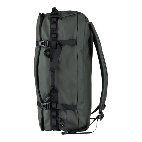 Duffle rugzak4 De <strong>Duffle Rugzak</strong> is jouw ideale metgezel voor reizen, sportieve activiteiten of dagelijks gebruik. Deze veelzijdige tas is ontworpen met een combinatie van functionaliteit, stijl en robuustheid, waardoor hij bestand is tegen intensief gebruik in uiteenlopende omstandigheden. Gemaakt van duurzaam <strong>100% polyester (900D)</strong> met een slijtvaste <strong>PU-laag</strong>, biedt deze rugzak uitstekende bescherming tegen vocht en slijtage. Met een royale capaciteit van <strong>45 liter</strong> en slimme organisatieopties, is deze duffle ideaal om al je spullen overzichtelijk en veilig op te bergen. De tas beschikt over meerdere vakken en handige functies zoals <strong>compressie straps</strong> en <strong>meerdere draagopties</strong>, zodat je hem gemakkelijk kunt aanpassen aan je behoeften.