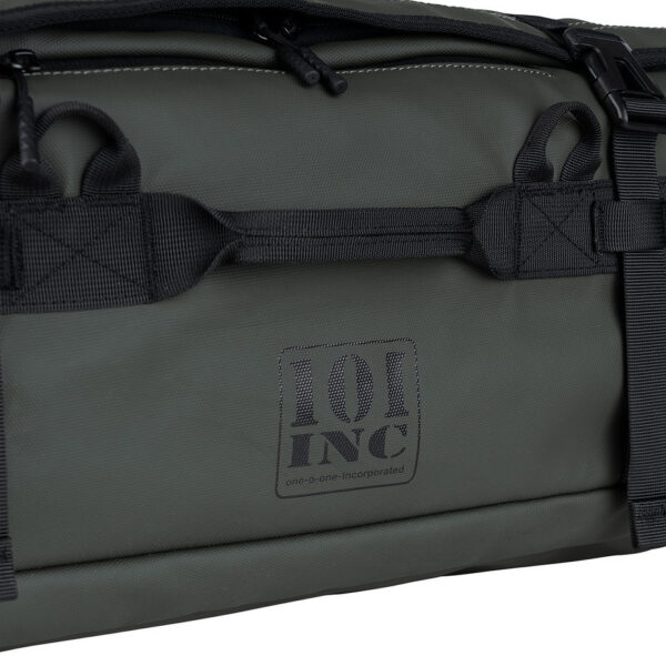 Duffle rugzak7 De <strong>Duffle Rugzak</strong> is jouw ideale metgezel voor reizen, sportieve activiteiten of dagelijks gebruik. Deze veelzijdige tas is ontworpen met een combinatie van functionaliteit, stijl en robuustheid, waardoor hij bestand is tegen intensief gebruik in uiteenlopende omstandigheden. Gemaakt van duurzaam <strong>100% polyester (900D)</strong> met een slijtvaste <strong>PU-laag</strong>, biedt deze rugzak uitstekende bescherming tegen vocht en slijtage. Met een royale capaciteit van <strong>45 liter</strong> en slimme organisatieopties, is deze duffle ideaal om al je spullen overzichtelijk en veilig op te bergen. De tas beschikt over meerdere vakken en handige functies zoals <strong>compressie straps</strong> en <strong>meerdere draagopties</strong>, zodat je hem gemakkelijk kunt aanpassen aan je behoeften.