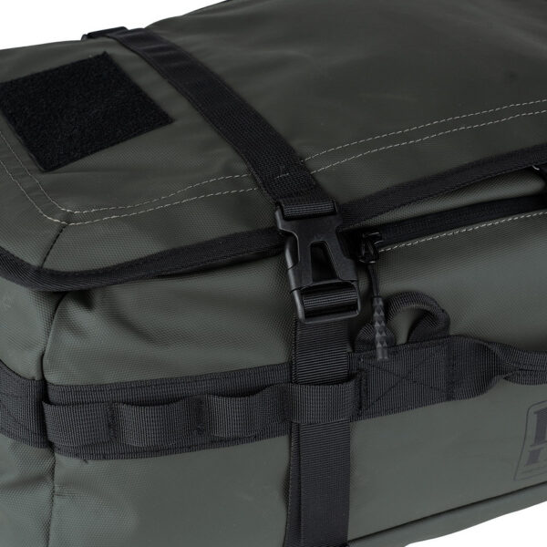 Duffle rugzak8 De <strong>Duffle Rugzak</strong> is jouw ideale metgezel voor reizen, sportieve activiteiten of dagelijks gebruik. Deze veelzijdige tas is ontworpen met een combinatie van functionaliteit, stijl en robuustheid, waardoor hij bestand is tegen intensief gebruik in uiteenlopende omstandigheden. Gemaakt van duurzaam <strong>100% polyester (900D)</strong> met een slijtvaste <strong>PU-laag</strong>, biedt deze rugzak uitstekende bescherming tegen vocht en slijtage. Met een royale capaciteit van <strong>45 liter</strong> en slimme organisatieopties, is deze duffle ideaal om al je spullen overzichtelijk en veilig op te bergen. De tas beschikt over meerdere vakken en handige functies zoals <strong>compressie straps</strong> en <strong>meerdere draagopties</strong>, zodat je hem gemakkelijk kunt aanpassen aan je behoeften.