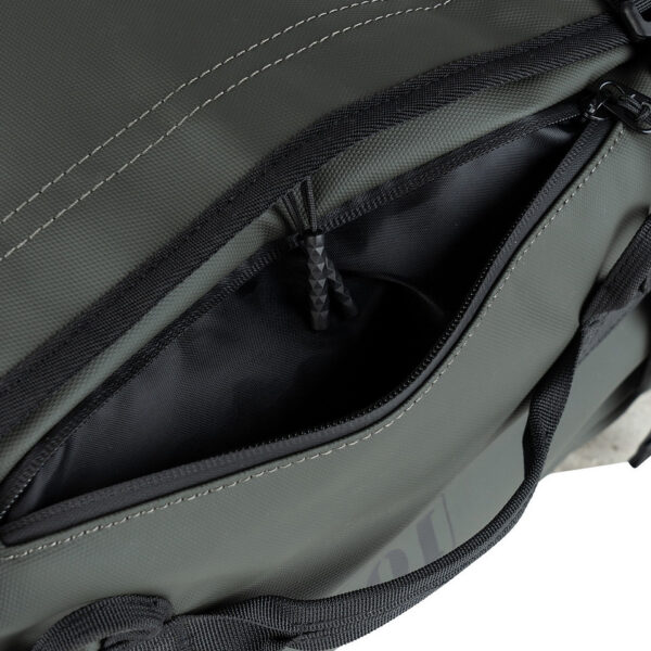 Duffle rugzak9 De <strong>Duffle Rugzak</strong> is jouw ideale metgezel voor reizen, sportieve activiteiten of dagelijks gebruik. Deze veelzijdige tas is ontworpen met een combinatie van functionaliteit, stijl en robuustheid, waardoor hij bestand is tegen intensief gebruik in uiteenlopende omstandigheden. Gemaakt van duurzaam <strong>100% polyester (900D)</strong> met een slijtvaste <strong>PU-laag</strong>, biedt deze rugzak uitstekende bescherming tegen vocht en slijtage. Met een royale capaciteit van <strong>45 liter</strong> en slimme organisatieopties, is deze duffle ideaal om al je spullen overzichtelijk en veilig op te bergen. De tas beschikt over meerdere vakken en handige functies zoals <strong>compressie straps</strong> en <strong>meerdere draagopties</strong>, zodat je hem gemakkelijk kunt aanpassen aan je behoeften.
