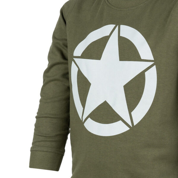 Kinder sweater U.S. Star2 <div class="colordesc"> Deze <strong>kinder sweater van U.S. Star</strong> is perfect voor jonge avonturiers die houden van comfort en stijl. De sweater, uitgevoerd in een stoere <strong>groene kleur</strong>, is gemaakt door het merk <strong>101 INC</strong> en straalt robuustheid uit. Ideaal voor zowel buiten spelen als ontspannen binnen, biedt deze sweater de warmte en het comfort die kinderen nodig hebben tijdens de koelere dagen. Dankzij het stevige materiaal kan deze trui tegen een stootje en blijft hij lang mooi, zelfs na veelvuldig dragen en wassen. De tijdloze kleur en eenvoudige stijl maken de sweater makkelijk te combineren met andere kledingstukken, waardoor het een veelzijdige aanvulling is op elke garderobe. <table border="1" cellspacing="1" cellpadding="1"> <tbody> <tr> <td><big><strong>SIZE</strong></big></td> <td><big><strong>AGE</strong></big></td> </tr> <tr> <td><big>92</big></td> <td><big>1,5 - 2 years</big></td> </tr> <tr> <td><big>98</big></td> <td><big>3 years</big></td> </tr> <tr> <td><big>104</big></td> <td><big>4 years</big></td> </tr> <tr> <td><big>116</big></td> <td><big>5 - 6 years</big></td> </tr> <tr> <td><big>128</big></td> <td><big>7 - 8 years</big></td> </tr> <tr> <td><big>140     </big></td> <td><big>9 - 10 years</big></td> </tr> </tbody> </table> </div> <div></div>