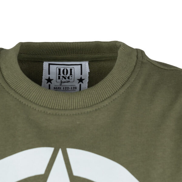 Kinder sweater U.S. Star4 <div class="colordesc"> Deze <strong>kinder sweater van U.S. Star</strong> is perfect voor jonge avonturiers die houden van comfort en stijl. De sweater, uitgevoerd in een stoere <strong>groene kleur</strong>, is gemaakt door het merk <strong>101 INC</strong> en straalt robuustheid uit. Ideaal voor zowel buiten spelen als ontspannen binnen, biedt deze sweater de warmte en het comfort die kinderen nodig hebben tijdens de koelere dagen. Dankzij het stevige materiaal kan deze trui tegen een stootje en blijft hij lang mooi, zelfs na veelvuldig dragen en wassen. De tijdloze kleur en eenvoudige stijl maken de sweater makkelijk te combineren met andere kledingstukken, waardoor het een veelzijdige aanvulling is op elke garderobe. <table border="1" cellspacing="1" cellpadding="1"> <tbody> <tr> <td><big><strong>SIZE</strong></big></td> <td><big><strong>AGE</strong></big></td> </tr> <tr> <td><big>92</big></td> <td><big>1,5 - 2 years</big></td> </tr> <tr> <td><big>98</big></td> <td><big>3 years</big></td> </tr> <tr> <td><big>104</big></td> <td><big>4 years</big></td> </tr> <tr> <td><big>116</big></td> <td><big>5 - 6 years</big></td> </tr> <tr> <td><big>128</big></td> <td><big>7 - 8 years</big></td> </tr> <tr> <td><big>140     </big></td> <td><big>9 - 10 years</big></td> </tr> </tbody> </table> </div> <div></div>