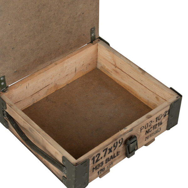 Leger Kist Hout 1 40X36X15CM13 <strong>Omschrijving:</strong> <ul> <li>Originele <strong>houten legerkist</strong> <strong>40 X 36 X 15 CM</strong> in een natuurlijke, blanke afwerking. Deze gebruikte kist heeft een stoere, authentieke uitstraling met lichte gebruikssporen, die zorgen voor een vintage karakter.</li> <li>Perfect als opbergoplossing of decoratief item voor in huis, werkplaats of voor militaire verzamelaars.</li> </ul>
