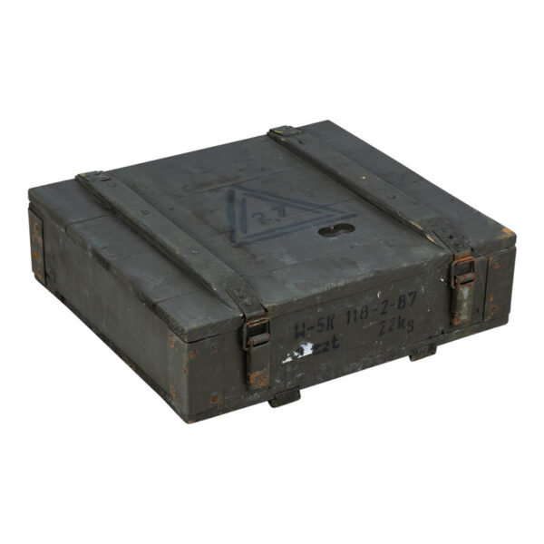 Leger Kist Hout 3 51X46X16 CM <strong>Omschrijving:</strong> Deze <strong>Leger Kist Hout #3</strong> is een originele, gebruikte militaire houten kist, ontworpen voor robuustheid en langdurig gebruik. Met afmetingen van <strong>51 x 46 x 16 cm</strong> biedt deze legerkist een ruime en veilige opbergmogelijkheid voor diverse toepassingen. De kist is uitgevoerd in een klassieke militaire groene kleur, wat zijn authentieke en historische uitstraling versterkt. <strong>Kenmerken:</strong> <ul> <li><strong>Materiaal en Constructie:</strong> Gemaakt van stevig hout, wat de kist geschikt maakt voor intensief gebruik en opslag. De stevige constructie draagt bij aan de duurzaamheid van de kist, waardoor deze bestand is tegen zware belasting.</li> <li><strong>Originele Militaire Stijl:</strong> Dit betreft een originele legerkist, wat betekent dat hij daadwerkelijk door het leger is gebruikt en daarom kleine gebruikssporen kan vertonen die de kist een unieke vintage uitstraling geven.</li> <li><strong>Kleur en Afwerking:</strong> De kist heeft een authentieke militaire groene kleur die niet alleen praktisch, maar ook decoratief is voor zowel functioneel gebruik als voor decoratie in een interieur.</li> </ul>
