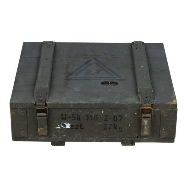 Leger Kist Hout 3 51X46X16 CM1 <strong>Omschrijving:</strong> Deze <strong>Leger Kist Hout #3</strong> is een originele, gebruikte militaire houten kist, ontworpen voor robuustheid en langdurig gebruik. Met afmetingen van <strong>51 x 46 x 16 cm</strong> biedt deze legerkist een ruime en veilige opbergmogelijkheid voor diverse toepassingen. De kist is uitgevoerd in een klassieke militaire groene kleur, wat zijn authentieke en historische uitstraling versterkt. <strong>Kenmerken:</strong> <ul> <li><strong>Materiaal en Constructie:</strong> Gemaakt van stevig hout, wat de kist geschikt maakt voor intensief gebruik en opslag. De stevige constructie draagt bij aan de duurzaamheid van de kist, waardoor deze bestand is tegen zware belasting.</li> <li><strong>Originele Militaire Stijl:</strong> Dit betreft een originele legerkist, wat betekent dat hij daadwerkelijk door het leger is gebruikt en daarom kleine gebruikssporen kan vertonen die de kist een unieke vintage uitstraling geven.</li> <li><strong>Kleur en Afwerking:</strong> De kist heeft een authentieke militaire groene kleur die niet alleen praktisch, maar ook decoratief is voor zowel functioneel gebruik als voor decoratie in een interieur.</li> </ul>