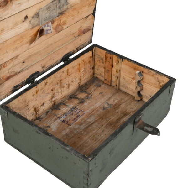 Leger Kist Hout 4 62X45X27 CM2 <strong>Omschrijving:</strong> Deze <strong>Leger Kist Hout #4</strong> is een originele, gebruikte houten legerkist, vervaardigd voor langdurige en zware toepassingen. Met royale afmetingen van <strong>80 x 44 x 24 cm</strong> biedt deze kist een aanzienlijke opslagcapaciteit. De kist is uitgevoerd in een klassieke, militaire groene kleur, wat hem een authentiek en stoer karakter geeft. <strong>Kenmerken:</strong> <ul> <li><strong>Duurzaam Materiaal:</strong> Deze kist is gemaakt van stevig hout en ontworpen om tegen een stootje te kunnen, perfect voor het bewaren van zware en omvangrijke voorwerpen. De solide constructie maakt hem zeer geschikt voor langdurig gebruik.</li> <li><strong>Authentieke Militaire Look:</strong> Het gaat hier om een originele militaire kist, waardoor de kist mogelijk gebruikssporen bevat. Deze kleine onvolkomenheden voegen karakter toe en benadrukken het authentieke, militaire verleden van het product.</li> <li><strong>Veelzijdig Gebruik:</strong> De kist kan voor allerlei doeleinden worden gebruikt, zowel functioneel als decoratief. Door het praktische formaat is deze kist breed inzetbaar en makkelijk te plaatsen in verschillende ruimtes.</li> </ul> &nbsp;