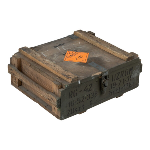 Leger Kist Hout 5 49X37X19 CM <strong>Omschrijving:</strong> <ul> <li>Originele <strong>houten legerkist</strong> <strong>49 X 37 X 19 CM </strong>met een authentieke uitstraling en een militaire groene kleur, perfect voor opslag of decoratieve toepassingen.</li> <li>De kist is afkomstig uit militaire voorraden en heeft gebruikssporen die bijdragen aan het robuuste, vintage karakter.</li> <li><strong>Ideaal</strong> voor gebruik als opbergkist, decoratie in huis of als unieke toevoeging aan een interieur met een industriële of militaire stijl.</li> </ul>