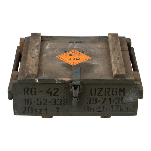 Leger Kist Hout 5 49X37X19 CM1 <strong>Omschrijving:</strong> <ul> <li>Originele <strong>houten legerkist</strong> <strong>49 X 37 X 19 CM </strong>met een authentieke uitstraling en een militaire groene kleur, perfect voor opslag of decoratieve toepassingen.</li> <li>De kist is afkomstig uit militaire voorraden en heeft gebruikssporen die bijdragen aan het robuuste, vintage karakter.</li> <li><strong>Ideaal</strong> voor gebruik als opbergkist, decoratie in huis of als unieke toevoeging aan een interieur met een industriële of militaire stijl.</li> </ul>