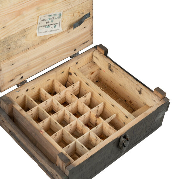 Leger Kist Hout 5 49X37X19 CM2 <strong>Omschrijving:</strong> <ul> <li>Originele <strong>houten legerkist</strong> <strong>49 X 37 X 19 CM </strong>met een authentieke uitstraling en een militaire groene kleur, perfect voor opslag of decoratieve toepassingen.</li> <li>De kist is afkomstig uit militaire voorraden en heeft gebruikssporen die bijdragen aan het robuuste, vintage karakter.</li> <li><strong>Ideaal</strong> voor gebruik als opbergkist, decoratie in huis of als unieke toevoeging aan een interieur met een industriële of militaire stijl.</li> </ul>