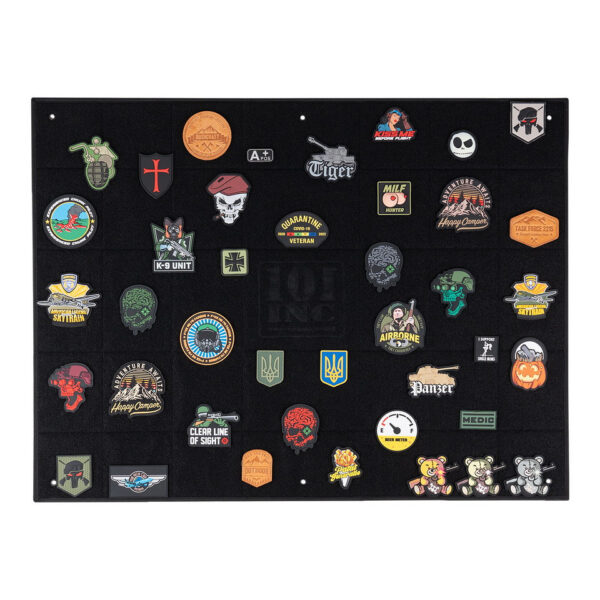 Patch wall groot Presenteer en bewaar je patches in stijl met onze <strong>Patch Wall Groot</strong>. Dit royale formaat biedt volop ruimte om je patches via het klittenbandoppervlak eenvoudig te bevestigen. Het 101 INC-logo siert het midden van de wall, wat zorgt voor een strak en professioneel design. Perfect voor verzamelaars of tactische liefhebbers die hun collectie overzichtelijk willen tonen. Patches worden niet meegeleverd.