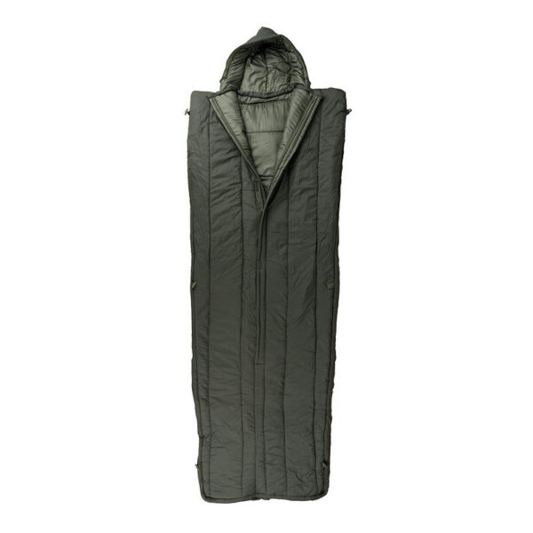 Slaapzak Commander De <strong>Commander Slaapzak</strong> is ontworpen voor avonturiers die comfort en warmte willen in alle weersomstandigheden. Met een uitstekende isolatie door de <strong>400 grams hollow fiber vulling</strong> biedt deze slaapzak bescherming en warmte bij temperaturen tussen <strong>-15°C en +15°C</strong>, ideaal voor zowel koude nachten als mildere omstandigheden. De <strong>verstelbare capuchon</strong> en geïntegreerde <strong>warmtekraag met trekkoord</strong> houden je comfortabel ingepakt, terwijl het <strong>waterafstotende nylon ripstop-materiaal</strong> zorgt voor extra bescherming tegen vocht. De binnenzijde van zacht <strong>pongee polyester</strong> biedt niet alleen een gladde en comfortabele textuur, maar is ook duurzaam en slijtvast. Dankzij het <strong>makkelijk oprolbare ontwerp</strong> en een compact formaat wanneer ingepakt, is deze slaapzak eenvoudig mee te nemen in je uitrusting. Bovendien heeft de buitenzak een handige <strong>badgehouder</strong>, perfect voor persoonlijke identificatie of styling.