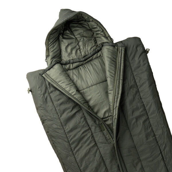 Slaapzak Commander1 De <strong>Commander Slaapzak</strong> is ontworpen voor avonturiers die comfort en warmte willen in alle weersomstandigheden. Met een uitstekende isolatie door de <strong>400 grams hollow fiber vulling</strong> biedt deze slaapzak bescherming en warmte bij temperaturen tussen <strong>-15°C en +15°C</strong>, ideaal voor zowel koude nachten als mildere omstandigheden. De <strong>verstelbare capuchon</strong> en geïntegreerde <strong>warmtekraag met trekkoord</strong> houden je comfortabel ingepakt, terwijl het <strong>waterafstotende nylon ripstop-materiaal</strong> zorgt voor extra bescherming tegen vocht. De binnenzijde van zacht <strong>pongee polyester</strong> biedt niet alleen een gladde en comfortabele textuur, maar is ook duurzaam en slijtvast. Dankzij het <strong>makkelijk oprolbare ontwerp</strong> en een compact formaat wanneer ingepakt, is deze slaapzak eenvoudig mee te nemen in je uitrusting. Bovendien heeft de buitenzak een handige <strong>badgehouder</strong>, perfect voor persoonlijke identificatie of styling.