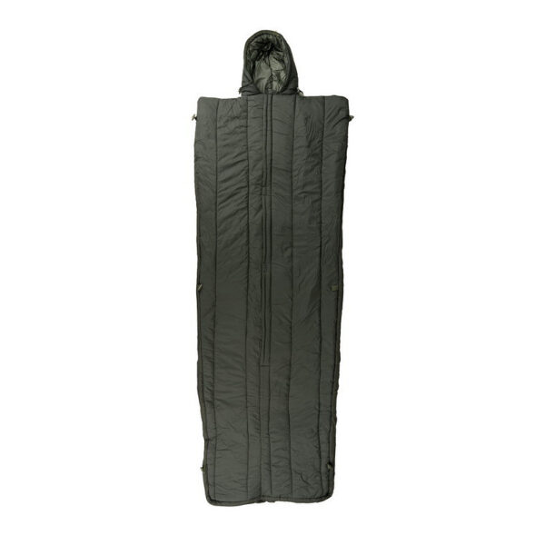 Slaapzak Commander2 De <strong>Commander Slaapzak</strong> is ontworpen voor avonturiers die comfort en warmte willen in alle weersomstandigheden. Met een uitstekende isolatie door de <strong>400 grams hollow fiber vulling</strong> biedt deze slaapzak bescherming en warmte bij temperaturen tussen <strong>-15°C en +15°C</strong>, ideaal voor zowel koude nachten als mildere omstandigheden. De <strong>verstelbare capuchon</strong> en geïntegreerde <strong>warmtekraag met trekkoord</strong> houden je comfortabel ingepakt, terwijl het <strong>waterafstotende nylon ripstop-materiaal</strong> zorgt voor extra bescherming tegen vocht. De binnenzijde van zacht <strong>pongee polyester</strong> biedt niet alleen een gladde en comfortabele textuur, maar is ook duurzaam en slijtvast. Dankzij het <strong>makkelijk oprolbare ontwerp</strong> en een compact formaat wanneer ingepakt, is deze slaapzak eenvoudig mee te nemen in je uitrusting. Bovendien heeft de buitenzak een handige <strong>badgehouder</strong>, perfect voor persoonlijke identificatie of styling.