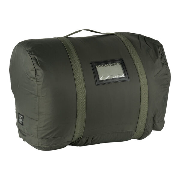 Slaapzak Commander3 De <strong>Commander Slaapzak</strong> is ontworpen voor avonturiers die comfort en warmte willen in alle weersomstandigheden. Met een uitstekende isolatie door de <strong>400 grams hollow fiber vulling</strong> biedt deze slaapzak bescherming en warmte bij temperaturen tussen <strong>-15°C en +15°C</strong>, ideaal voor zowel koude nachten als mildere omstandigheden. De <strong>verstelbare capuchon</strong> en geïntegreerde <strong>warmtekraag met trekkoord</strong> houden je comfortabel ingepakt, terwijl het <strong>waterafstotende nylon ripstop-materiaal</strong> zorgt voor extra bescherming tegen vocht. De binnenzijde van zacht <strong>pongee polyester</strong> biedt niet alleen een gladde en comfortabele textuur, maar is ook duurzaam en slijtvast. Dankzij het <strong>makkelijk oprolbare ontwerp</strong> en een compact formaat wanneer ingepakt, is deze slaapzak eenvoudig mee te nemen in je uitrusting. Bovendien heeft de buitenzak een handige <strong>badgehouder</strong>, perfect voor persoonlijke identificatie of styling.
