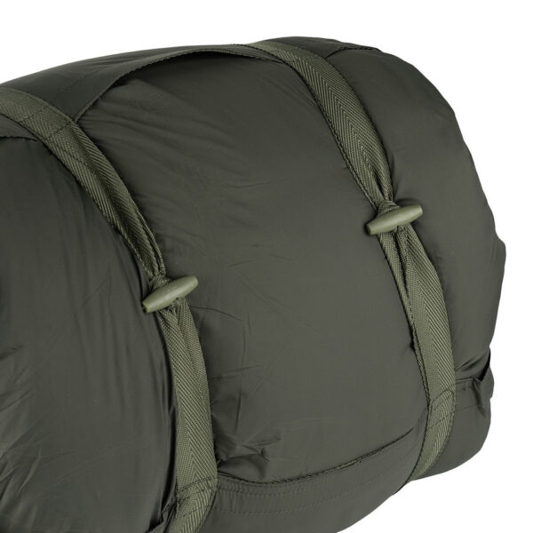 Slaapzak Commander4 De <strong>Commander Slaapzak</strong> is ontworpen voor avonturiers die comfort en warmte willen in alle weersomstandigheden. Met een uitstekende isolatie door de <strong>400 grams hollow fiber vulling</strong> biedt deze slaapzak bescherming en warmte bij temperaturen tussen <strong>-15°C en +15°C</strong>, ideaal voor zowel koude nachten als mildere omstandigheden. De <strong>verstelbare capuchon</strong> en geïntegreerde <strong>warmtekraag met trekkoord</strong> houden je comfortabel ingepakt, terwijl het <strong>waterafstotende nylon ripstop-materiaal</strong> zorgt voor extra bescherming tegen vocht. De binnenzijde van zacht <strong>pongee polyester</strong> biedt niet alleen een gladde en comfortabele textuur, maar is ook duurzaam en slijtvast. Dankzij het <strong>makkelijk oprolbare ontwerp</strong> en een compact formaat wanneer ingepakt, is deze slaapzak eenvoudig mee te nemen in je uitrusting. Bovendien heeft de buitenzak een handige <strong>badgehouder</strong>, perfect voor persoonlijke identificatie of styling.