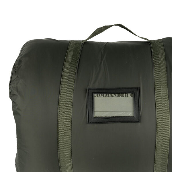 Slaapzak Commander5 De <strong>Commander Slaapzak</strong> is ontworpen voor avonturiers die comfort en warmte willen in alle weersomstandigheden. Met een uitstekende isolatie door de <strong>400 grams hollow fiber vulling</strong> biedt deze slaapzak bescherming en warmte bij temperaturen tussen <strong>-15°C en +15°C</strong>, ideaal voor zowel koude nachten als mildere omstandigheden. De <strong>verstelbare capuchon</strong> en geïntegreerde <strong>warmtekraag met trekkoord</strong> houden je comfortabel ingepakt, terwijl het <strong>waterafstotende nylon ripstop-materiaal</strong> zorgt voor extra bescherming tegen vocht. De binnenzijde van zacht <strong>pongee polyester</strong> biedt niet alleen een gladde en comfortabele textuur, maar is ook duurzaam en slijtvast. Dankzij het <strong>makkelijk oprolbare ontwerp</strong> en een compact formaat wanneer ingepakt, is deze slaapzak eenvoudig mee te nemen in je uitrusting. Bovendien heeft de buitenzak een handige <strong>badgehouder</strong>, perfect voor persoonlijke identificatie of styling.