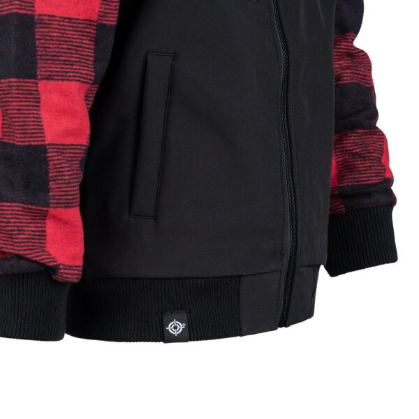 Kinder houthakkers Jack6 Geef je kind een stoere en functionele look met dit unieke <strong>Kinder Houthakkers Jack</strong>. Dit jack combineert het klassieke houthakkershemd met moderne softshell-elementen voor een stijlvol en veelzijdig ontwerp. Dankzij de waterbestendige, elastische onderkant en het comfortabele katoen aan de bovenkant is deze jas perfect voor actieve kinderen in alle weersomstandigheden.