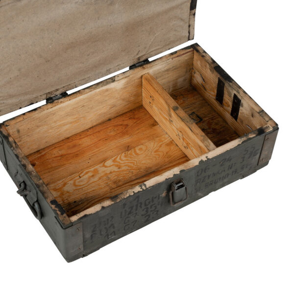 Leger Kist Hout 6 48 X 28 X 16 cm2 <div class="flex-shrink-0 flex flex-col relative items-end"> <div> <div class="pt-0"> <div class="gizmo-bot-avatar flex h-8 w-8 items-center justify-center overflow-hidden rounded-full"> <div class="relative p-1 rounded-sm flex items-center justify-center bg-token-main-surface-primary text-token-text-primary h-8 w-8"><strong>Leger Kist Hout #6 – 48 x 28 x 16 cm – Groen</strong></div> </div> </div> </div> </div> <div class="group/conversation-turn relative flex w-full min-w-0 flex-col agent-turn"> <div class="flex-col gap-1 md:gap-3"> <div class="flex max-w-full flex-col flex-grow"> <div class="min-h-8 text-message flex w-full flex-col items-end gap-2 whitespace-normal break-words text-start [.text-message+&]:mt-5" dir="auto" data-message-author-role="assistant" data-message-id="4ea9d606-764a-44e7-a7d0-6ce9113e97c3" data-message-model-slug="gpt-4o-mini"> <div class="flex w-full flex-col gap-1 empty:hidden first:pt-[3px]"> <div class="markdown prose w-full break-words dark:prose-invert light"> Deze stevige <strong>legerkist van hout</strong> is de perfecte oplossing voor zowel praktische opslag als decoratie met een stoere militaire uitstraling. Met een afmeting van <strong>48 x 28 x 16 cm</strong> biedt deze kist voldoende ruimte voor het opbergen van allerlei spullen, van gereedschap tot persoonlijke items. De <strong>groene kleur</strong> en robuuste houten constructie maken het een ideale keuze voor mensen die van een industriële en functionele stijl houden. </div> </div> </div> </div> </div> </div>